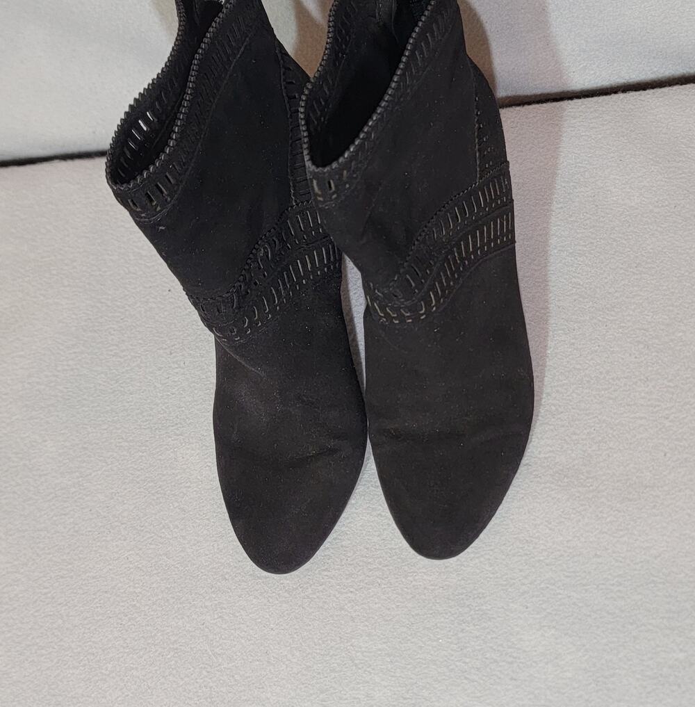 Isolá Evoda Black Suede Laser Cut Ankle Booties Heel Back Zip Women’s 7M Box
